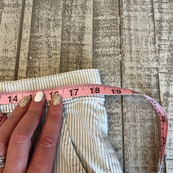 LEVI’s Women’s striped blue/white cuffed shorts size: 31 - Picture 2 of 7